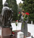 President Ilham Aliyev, first lady Mehriban Aliyeva visit grave of national leader Heydar Aliyev (PHOTO)