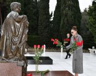 President Ilham Aliyev, first lady Mehriban Aliyeva visit grave of national leader Heydar Aliyev (PHOTO)
