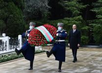 President Ilham Aliyev, first lady Mehriban Aliyeva visit grave of national leader Heydar Aliyev (PHOTO)