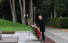 President Ilham Aliyev, first lady Mehriban Aliyeva visit grave of national leader Heydar Aliyev (PHOTO)