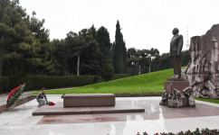 President Ilham Aliyev, first lady Mehriban Aliyeva visit grave of national leader Heydar Aliyev (PHOTO)