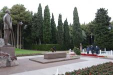 Azerbaijani public honoring memory of great leader Heydar Aliyev (PHOTOS)