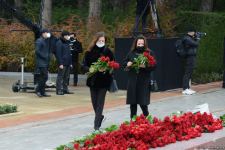Azerbaijani public honoring memory of great leader Heydar Aliyev (PHOTOS)