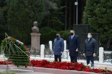 Azerbaijani public honoring memory of great leader Heydar Aliyev (PHOTOS)