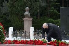 Azerbaijani public honoring memory of great leader Heydar Aliyev (PHOTOS)