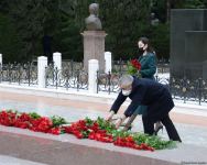 Azerbaijani public honoring memory of great leader Heydar Aliyev (PHOTOS)