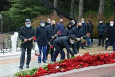 Azerbaijani public honoring memory of great leader Heydar Aliyev (PHOTOS)
