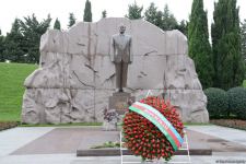 Azerbaijani public honoring memory of great leader Heydar Aliyev (PHOTOS)