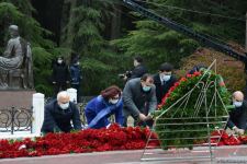 Azerbaijani public honoring memory of great leader Heydar Aliyev (PHOTOS)