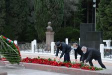 Azerbaijani public honoring memory of great leader Heydar Aliyev (PHOTOS)