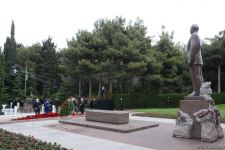 Azerbaijani public honoring memory of great leader Heydar Aliyev (PHOTOS)