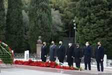 Azerbaijani public honoring memory of great leader Heydar Aliyev (PHOTOS)