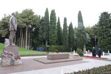Azerbaijani public honoring memory of great leader Heydar Aliyev (PHOTOS)