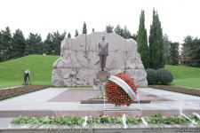 Azerbaijani public honoring memory of great leader Heydar Aliyev (PHOTOS)