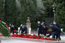 Azerbaijani public honoring memory of great leader Heydar Aliyev (PHOTOS)