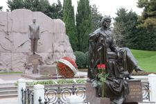 Azerbaijani public honoring memory of great leader Heydar Aliyev (PHOTOS)