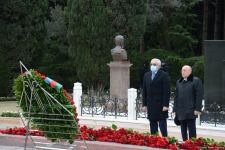 Azerbaijani public honoring memory of great leader Heydar Aliyev (PHOTOS)