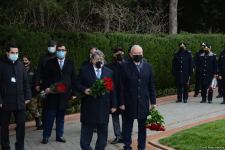 Azerbaijani public honoring memory of great leader Heydar Aliyev (PHOTOS)