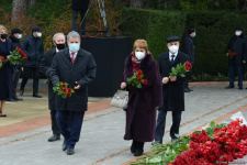 Azerbaijani public honoring memory of great leader Heydar Aliyev (PHOTOS)