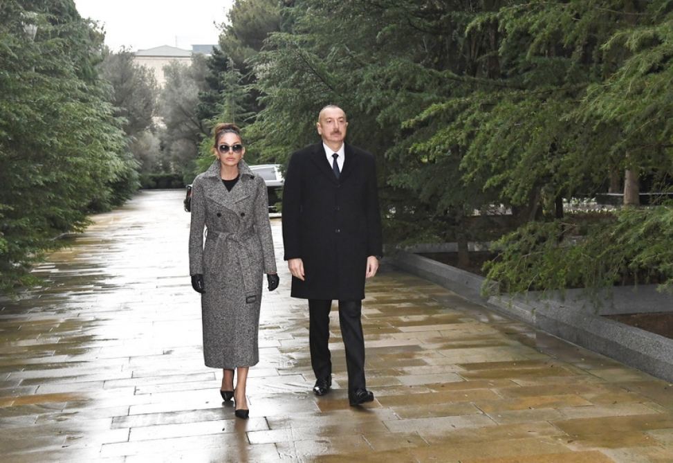President Ilham Aliyev, first lady Mehriban Aliyeva visit grave of national leader Heydar Aliyev (PHOTO)