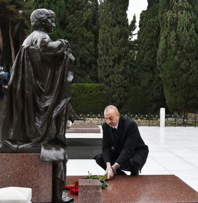 President Ilham Aliyev, first lady Mehriban Aliyeva visit grave of national leader Heydar Aliyev (PHOTO)