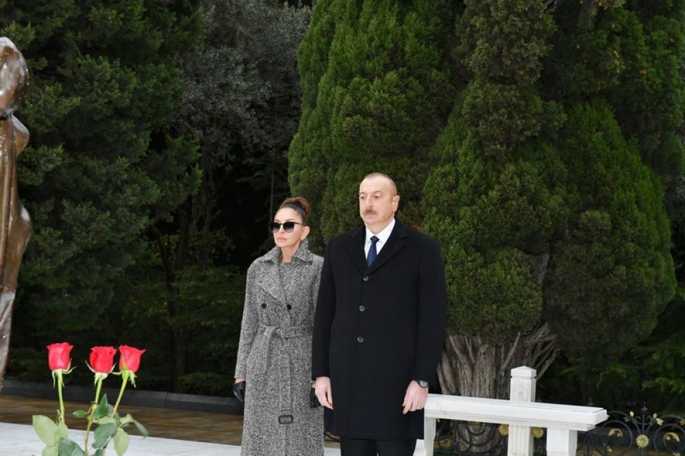 President Ilham Aliyev, first lady Mehriban Aliyeva visit grave of national leader Heydar Aliyev (PHOTO)