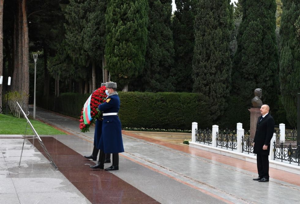 President Ilham Aliyev, first lady Mehriban Aliyeva visit grave of national leader Heydar Aliyev (PHOTO)