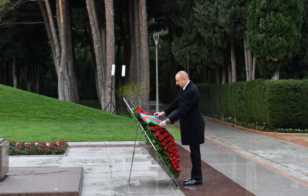 President Ilham Aliyev, first lady Mehriban Aliyeva visit grave of national leader Heydar Aliyev (PHOTO)