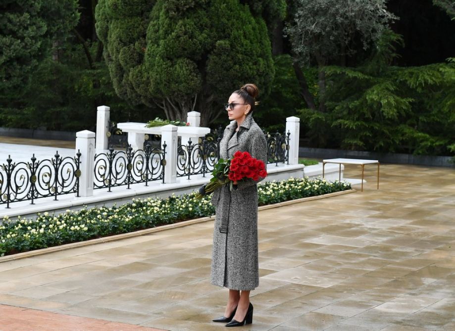 President Ilham Aliyev, first lady Mehriban Aliyeva visit grave of national leader Heydar Aliyev (PHOTO)