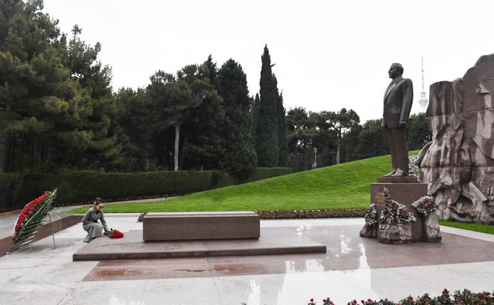 President Ilham Aliyev, first lady Mehriban Aliyeva visit grave of national leader Heydar Aliyev (PHOTO)