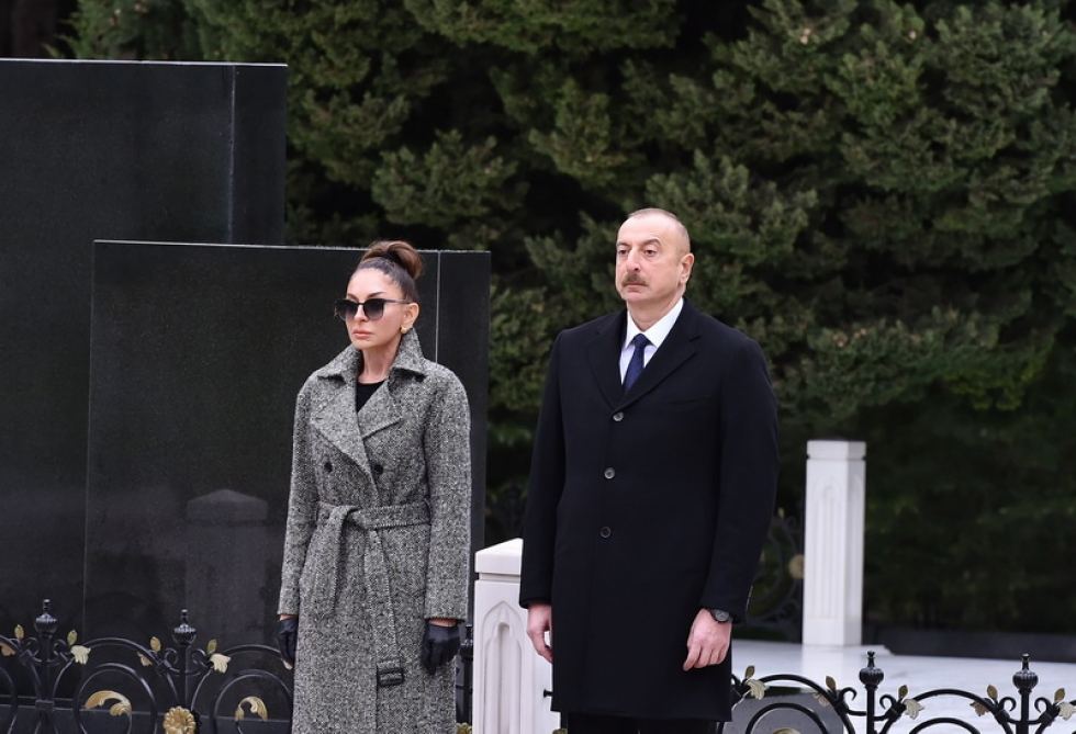President Ilham Aliyev, first lady Mehriban Aliyeva visit grave of national leader Heydar Aliyev (PHOTO)