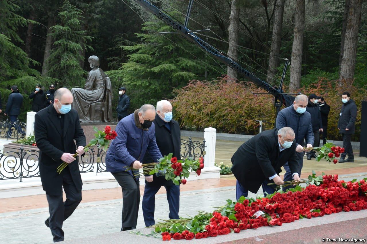 Azerbaijani public honoring memory of great leader Heydar Aliyev (PHOTOS)