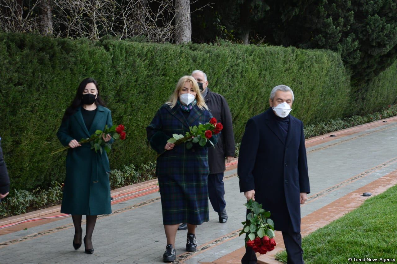 Azerbaijani public honoring memory of great leader Heydar Aliyev (PHOTOS)
