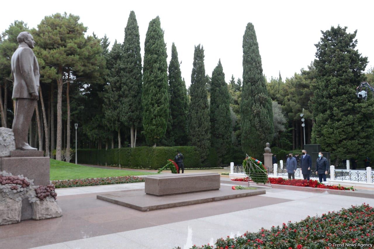 Azerbaijani public honoring memory of great leader Heydar Aliyev (PHOTOS)