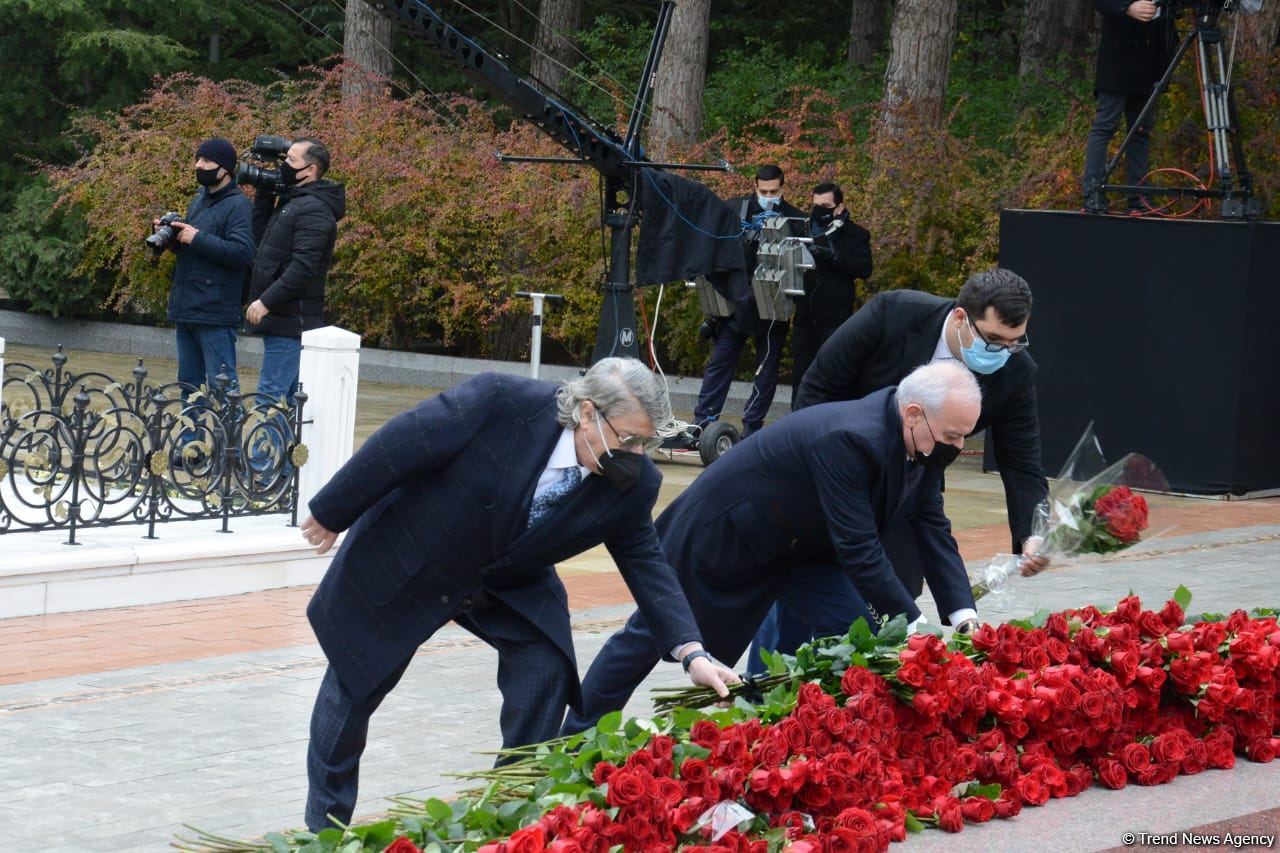 Azerbaijani public honoring memory of great leader Heydar Aliyev (PHOTOS)