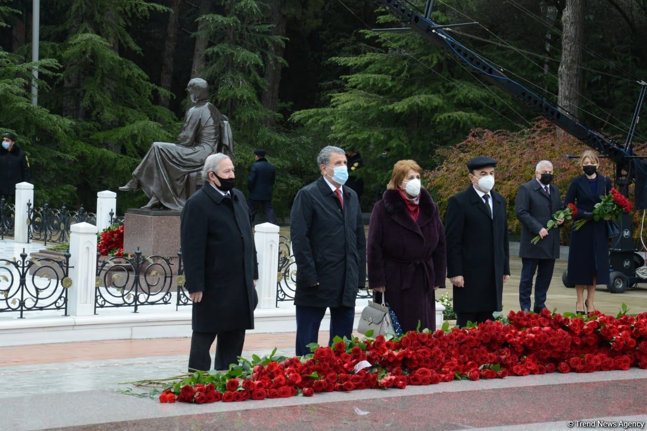 Azerbaijani public honoring memory of great leader Heydar Aliyev (PHOTOS)