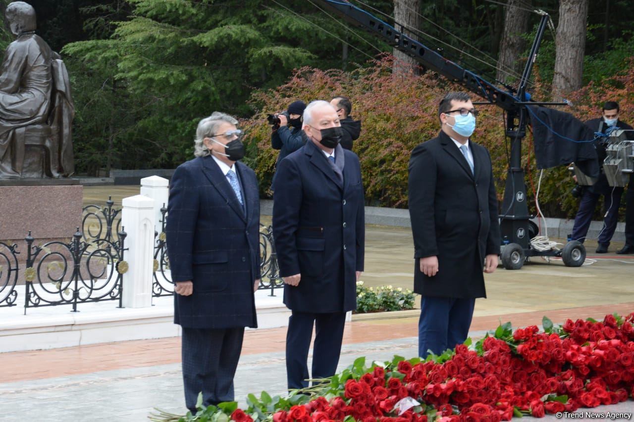 Azerbaijani public honoring memory of great leader Heydar Aliyev (PHOTOS)