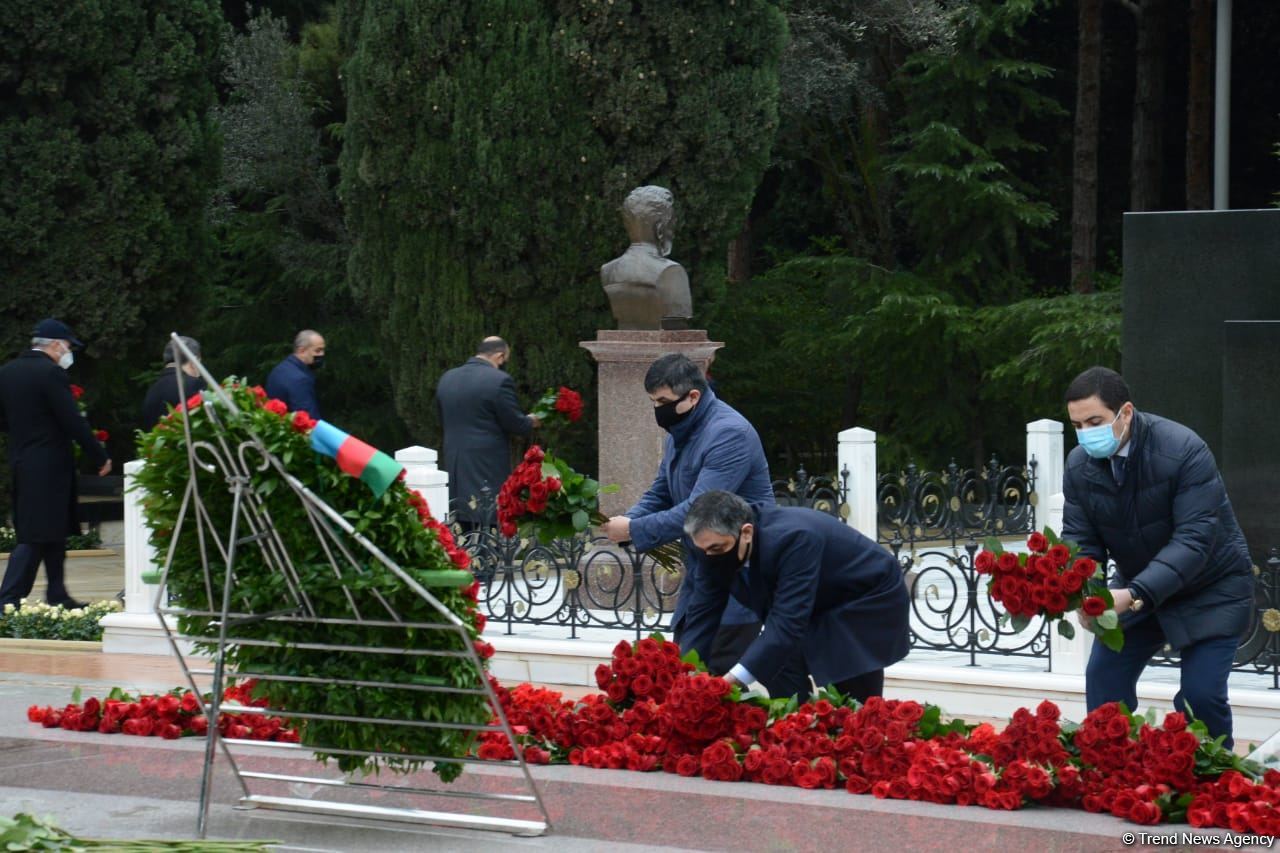 Azerbaijani public honoring memory of great leader Heydar Aliyev (PHOTOS)