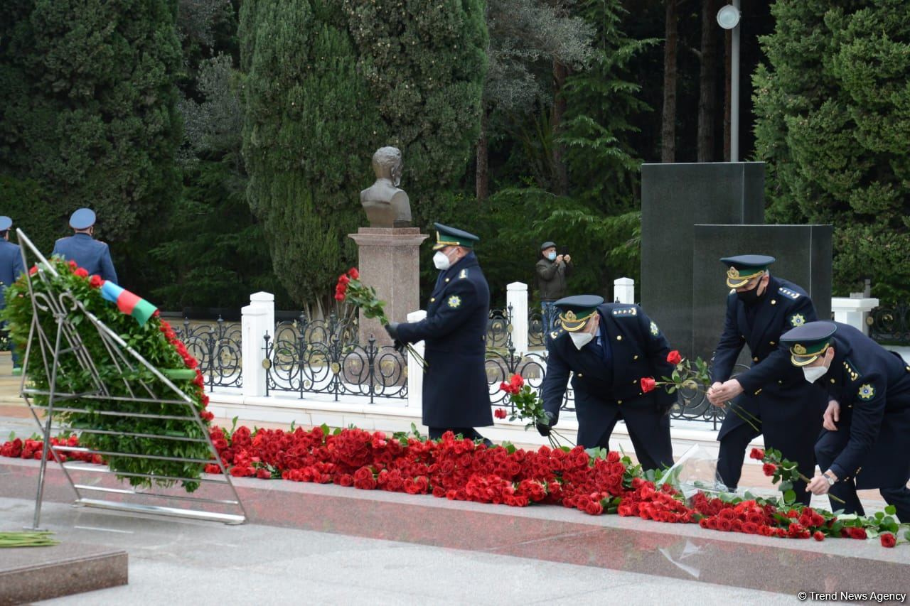 Azerbaijani public honoring memory of great leader Heydar Aliyev (PHOTOS)