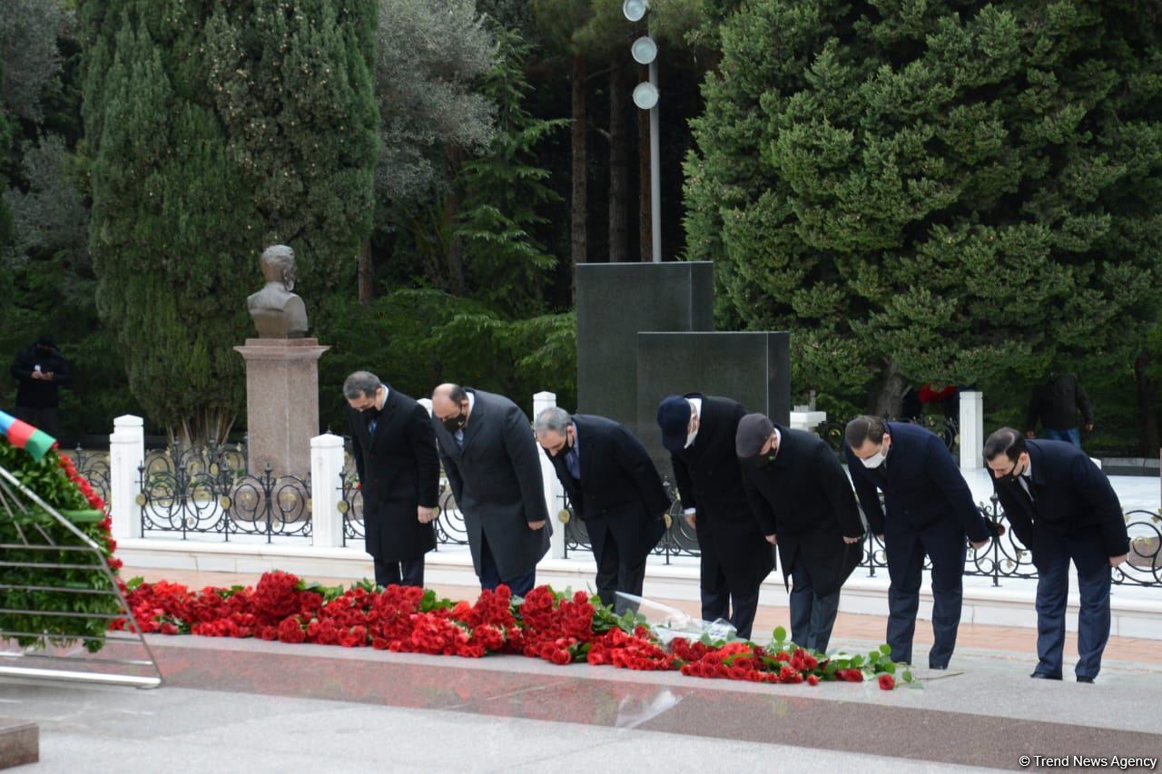 Azerbaijani public honoring memory of great leader Heydar Aliyev (PHOTOS)
