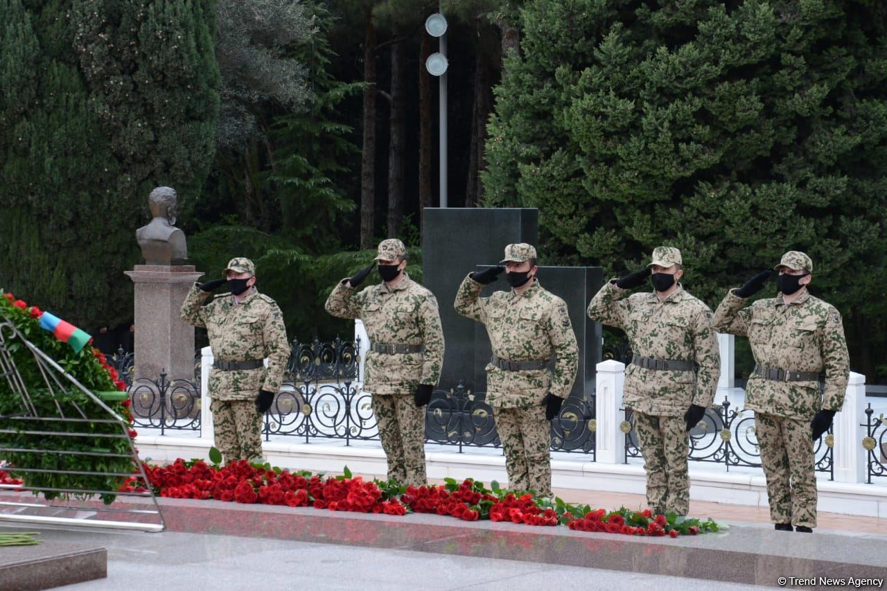 Azerbaijani public honoring memory of great leader Heydar Aliyev (PHOTOS)