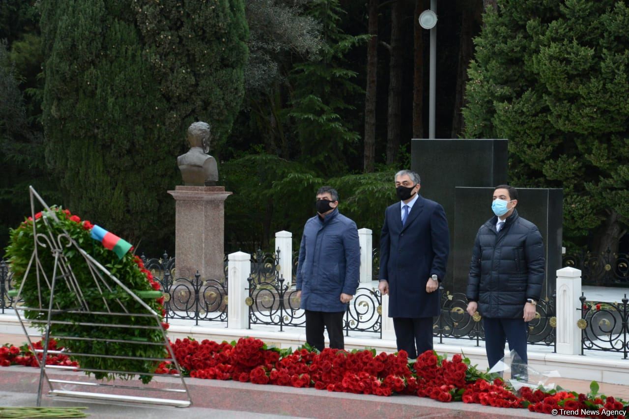 Azerbaijani public honoring memory of great leader Heydar Aliyev (PHOTOS)