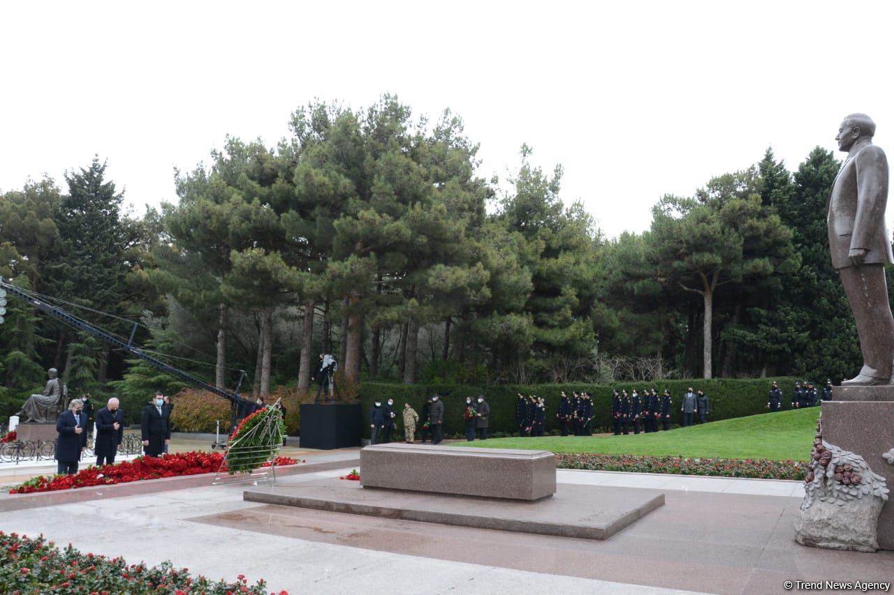 Azerbaijani public honoring memory of great leader Heydar Aliyev (PHOTOS)