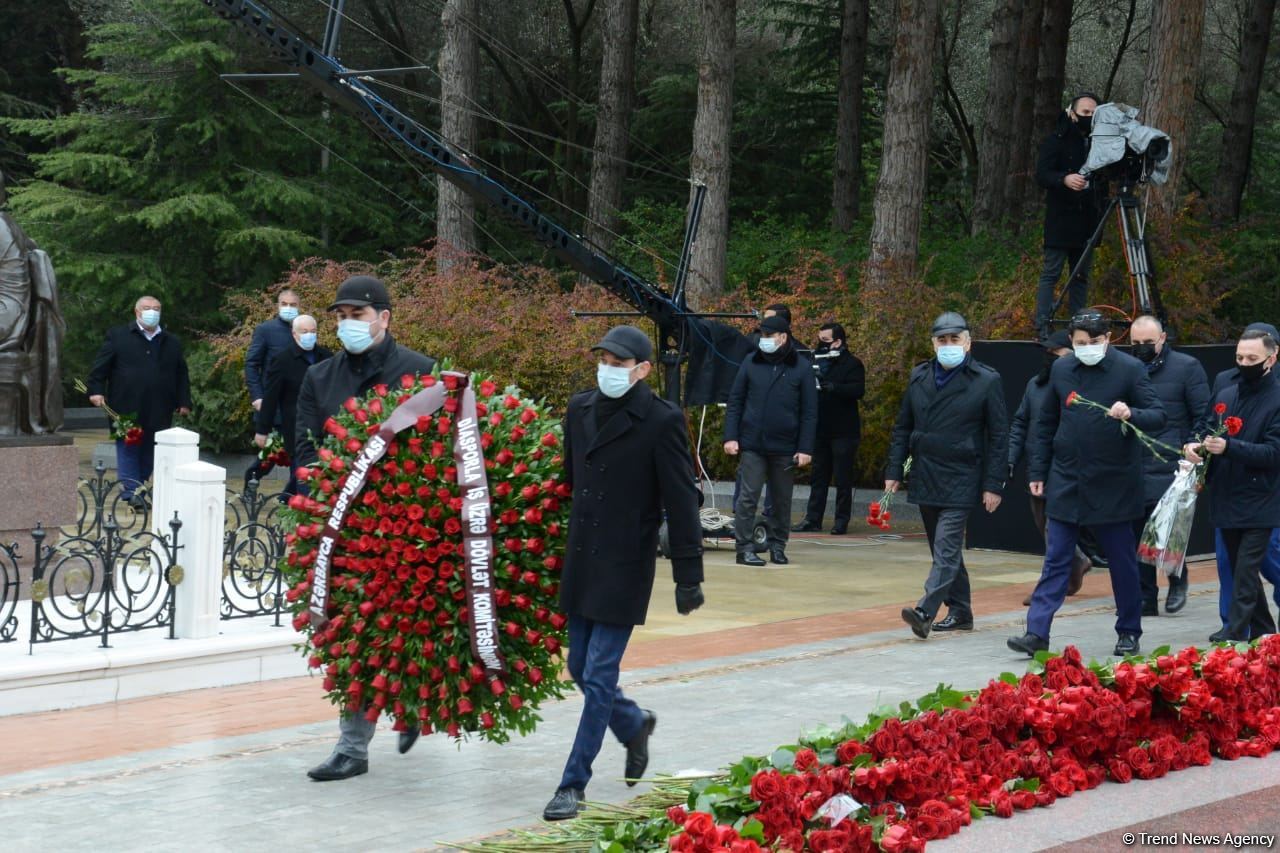 Azerbaijani public honoring memory of great leader Heydar Aliyev (PHOTOS)
