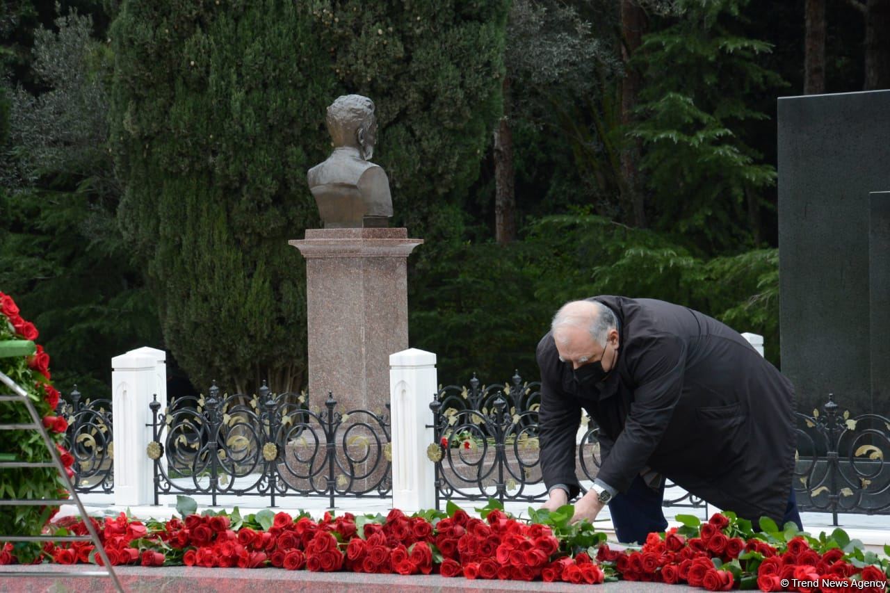 Azerbaijani public honoring memory of great leader Heydar Aliyev (PHOTOS)