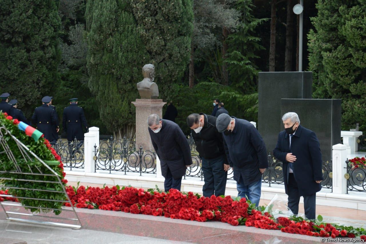 Azerbaijani public honoring memory of great leader Heydar Aliyev (PHOTOS)