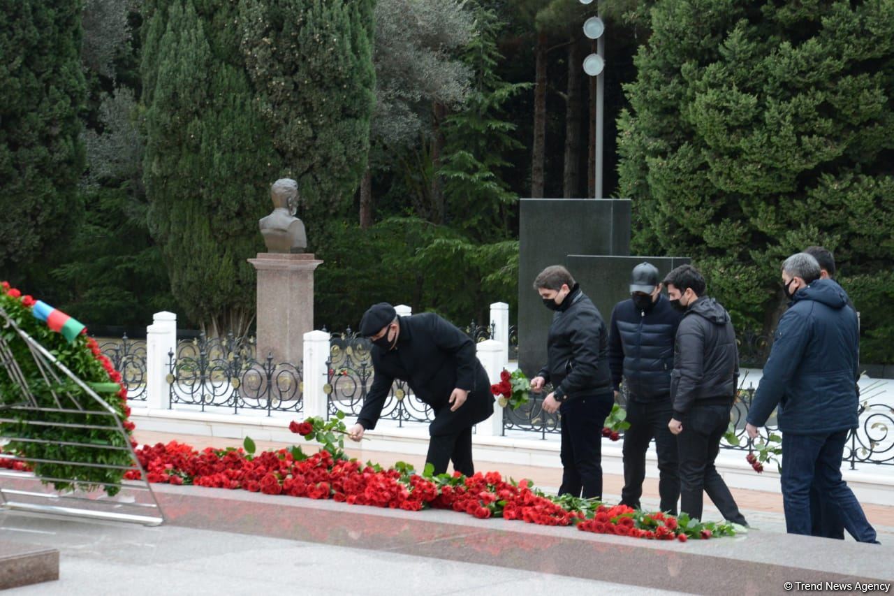 Azerbaijani public honoring memory of great leader Heydar Aliyev (PHOTOS)