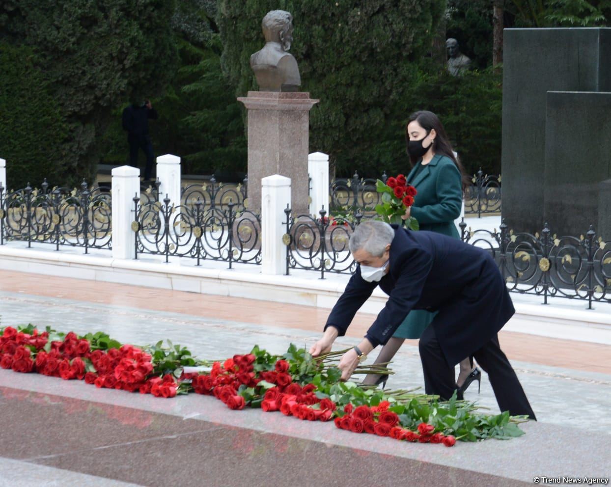 Azerbaijani public honoring memory of great leader Heydar Aliyev (PHOTOS)