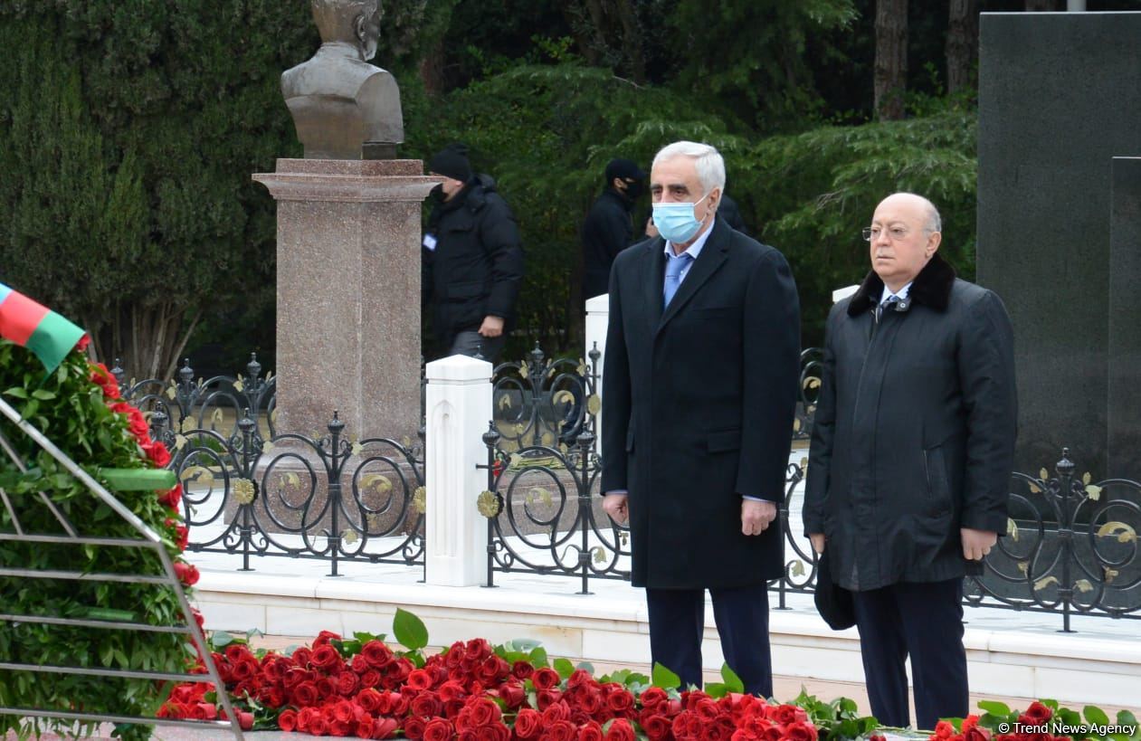 Azerbaijani public honoring memory of great leader Heydar Aliyev (PHOTOS)