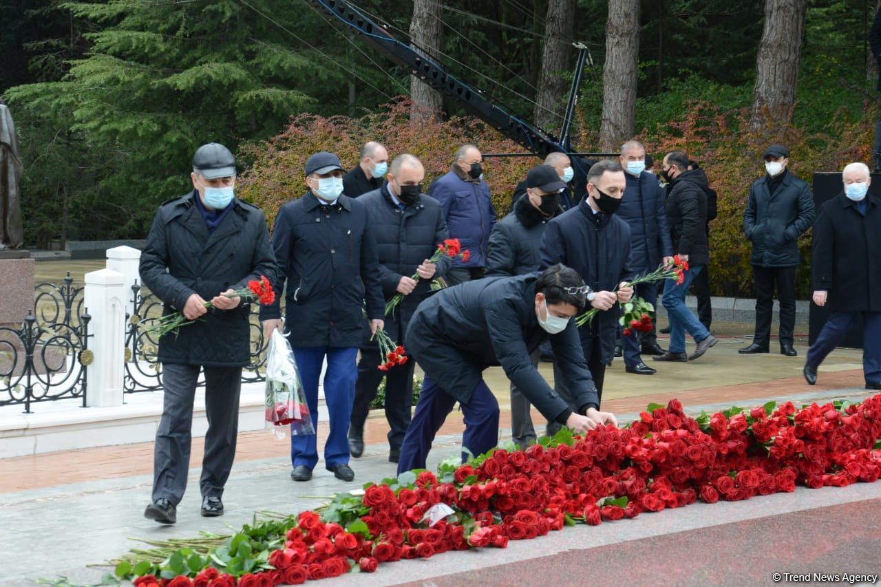 Azerbaijani public honoring memory of great leader Heydar Aliyev (PHOTOS)